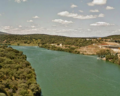 El embalse de Torrejón-Tajo cerca del "chorro" de Almaraz