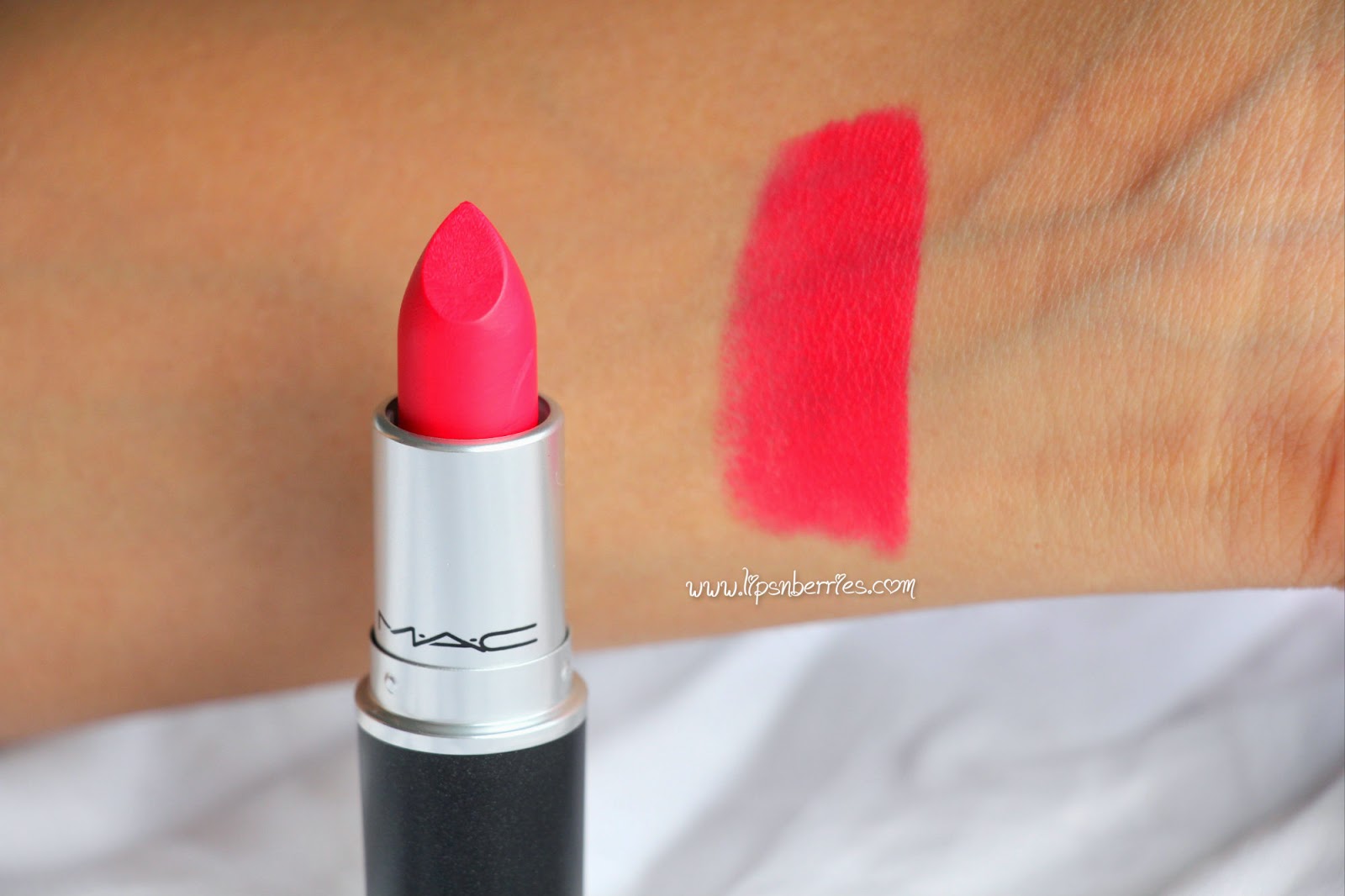 MAC lipstick in Relentlessly Red review. 