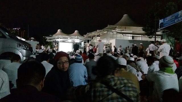 Ribuan Umat Muslim Hadiri Shalat Subuh Berjamaah Di Masjid Al Azhar Jakarta, Lihat Foto-Fotonya