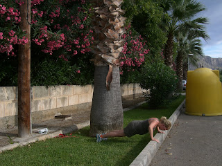 Gummiband%2Bp%25C3%25A5%2Bstranden%2Boch%2Bgr%25C3%25A4set%2B-%2BMallorca%2B%25286%2529 - Träning med gummiband och egen kroppsvikt