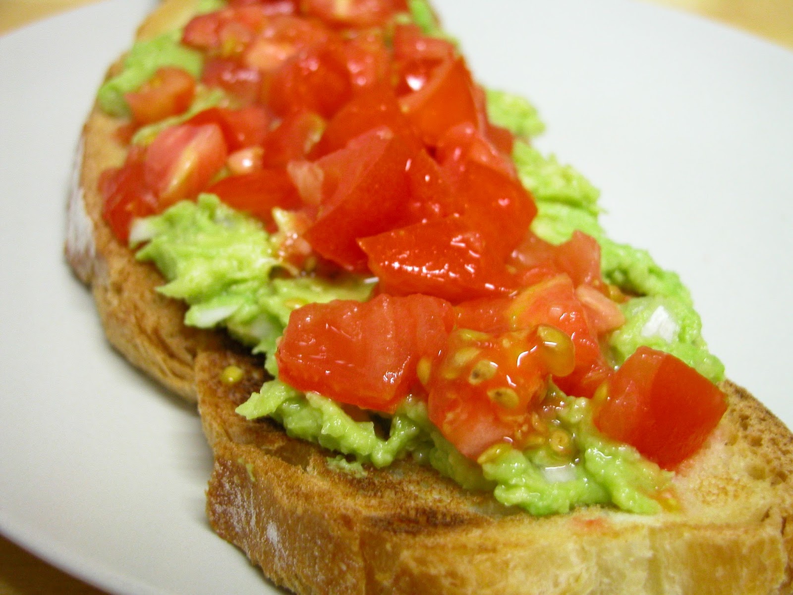 COCINA GLOBAL Tostada con guacamole y tomate / Guacamole and tomato on