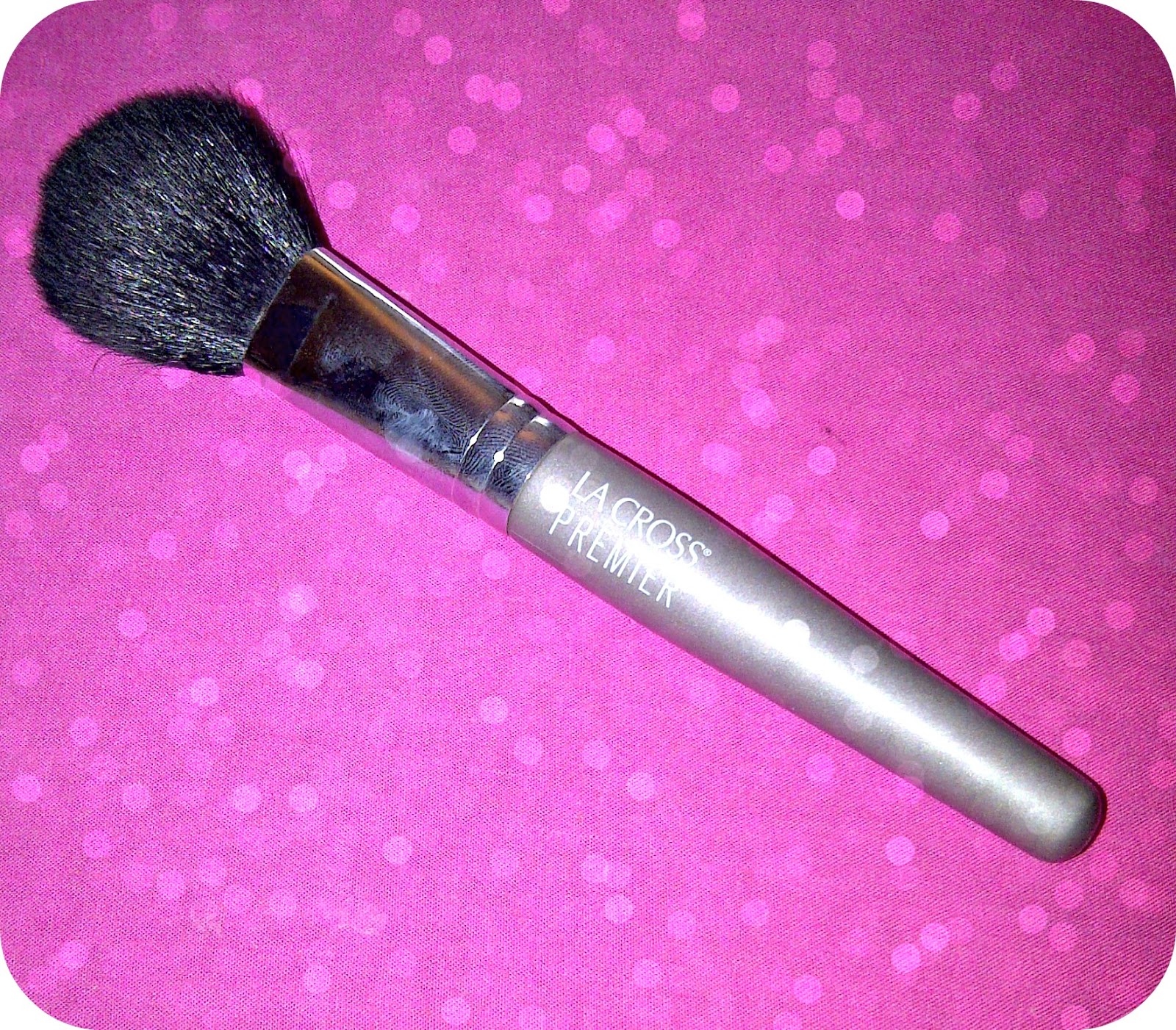Worlds cheapest but best blusher Brush! A Review on Sally Hansen La