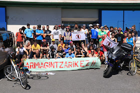 Participantes en la marcha antimilitarista Participantes en la marcha antimilitarista