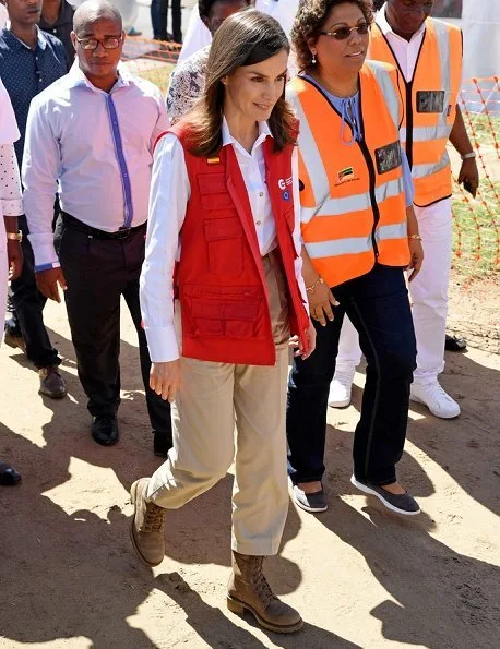 Queen Letizia arrived in Beira, the city that was affected by the cyclone the most, and she visited Dondo Health Centre