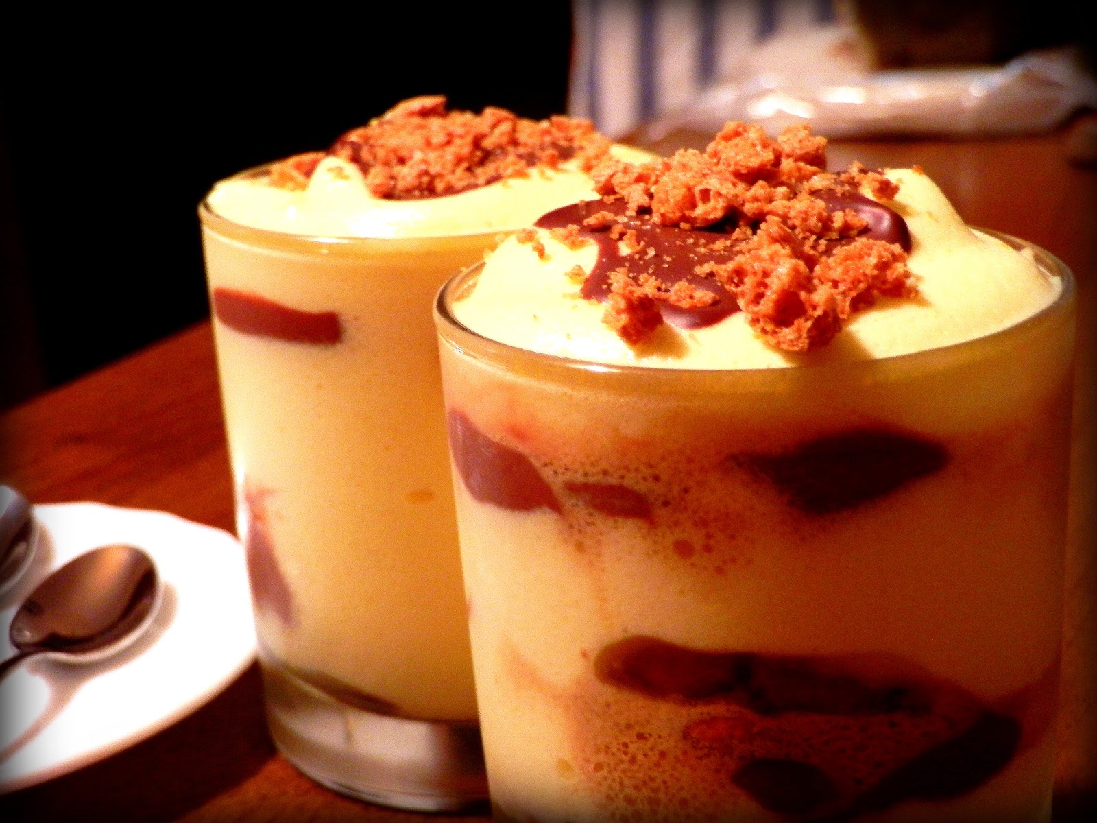 MOUSSE DI ZABAGLIONE ALL'ARANCIA, CIOCCOLATO E AMARETTI