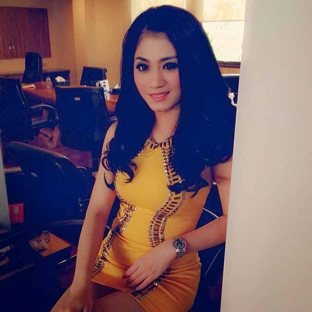 LINA MARLINA FOTO CANTIK DANGDUT ASIK - ZONA ARTIS LAGI