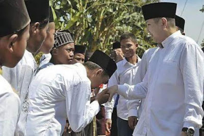 Santriwati Berebut Cium Tangan Non Muslim