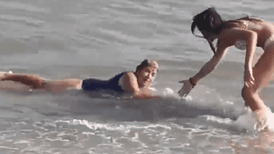 Dos Señoras En La Playa Que No Pueden Salir Del Agua