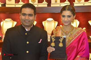 Actress Sonam Kapoor Launch Kalyan Jewellers Anna Nagar Showroom  0024