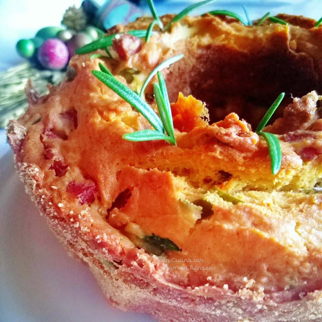 Bild von salzigen Ciambelline mit Salami, Tomaten und Oliven