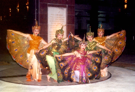 melestarikan budaya indonesia Tari Merak 