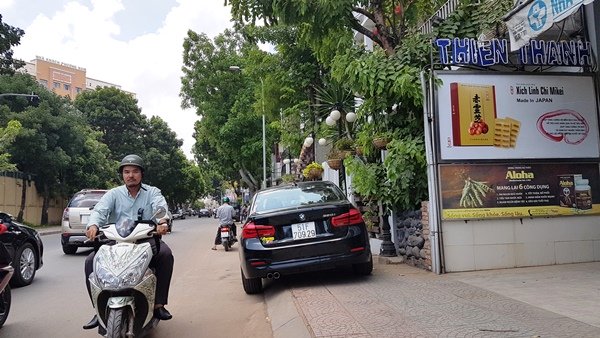 Chiếc BMW vô tư chiếm vỉa hè trên đường Nguyễn Trãi