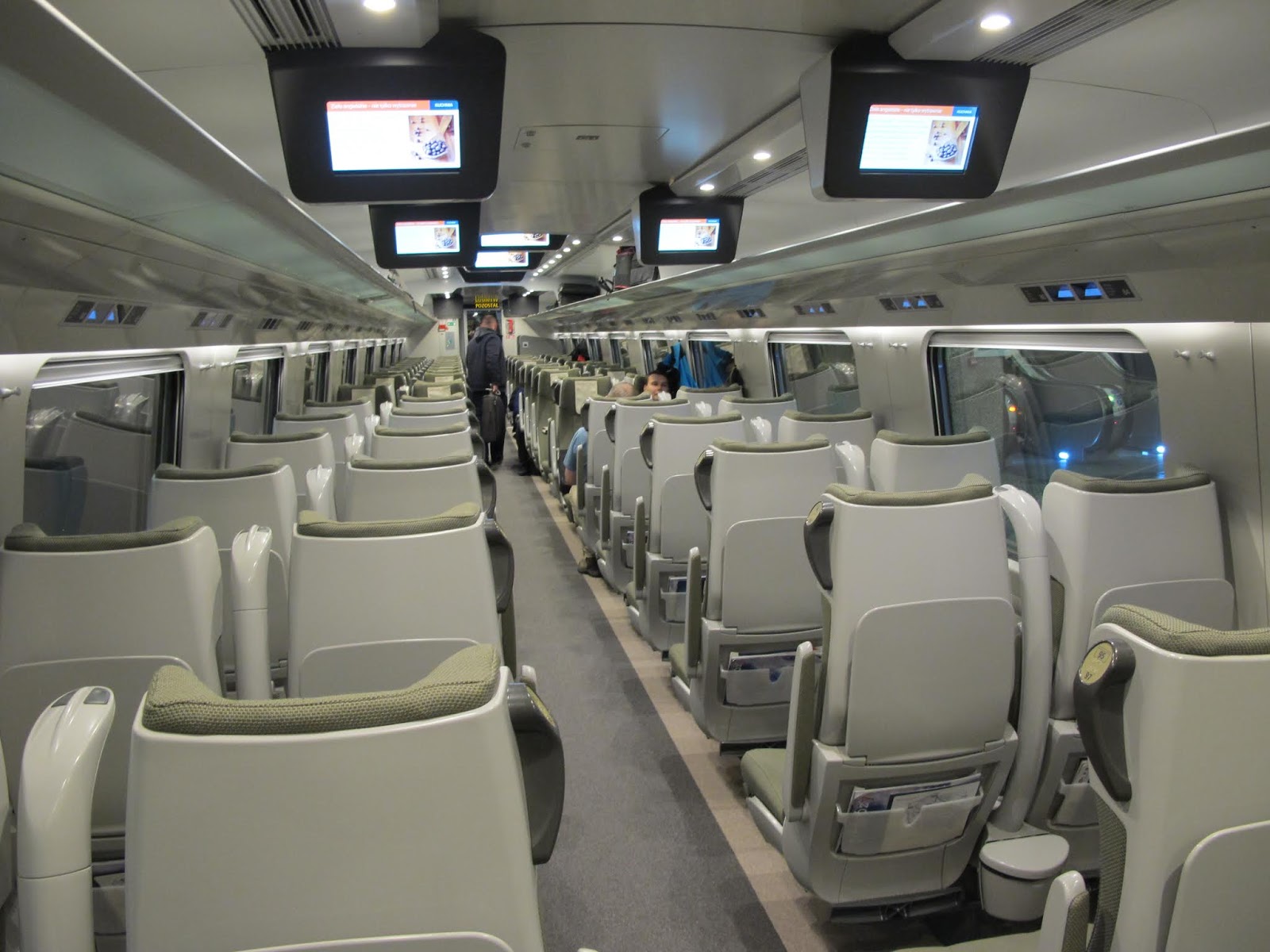 波蘭高鐵EIP(Express InterCity Premium)火車體驗分享。華沙(Warsaw)--克拉科夫(Krakow) | 西西漫走筆記