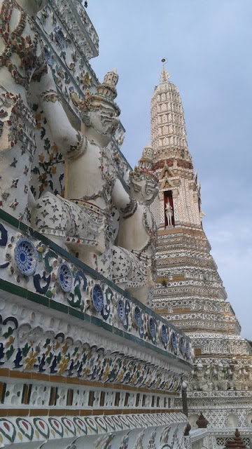 Templo del Atardecer en Bangkok - Detalle de las figuras de la estupa central