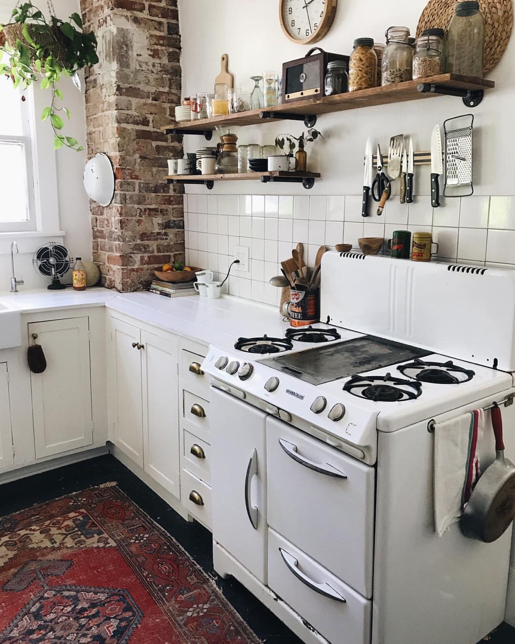 Content in a Cottage: Fun Vintage Kitchen