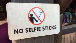 Prohibido el palo de selfie en los museos y aeropuertos