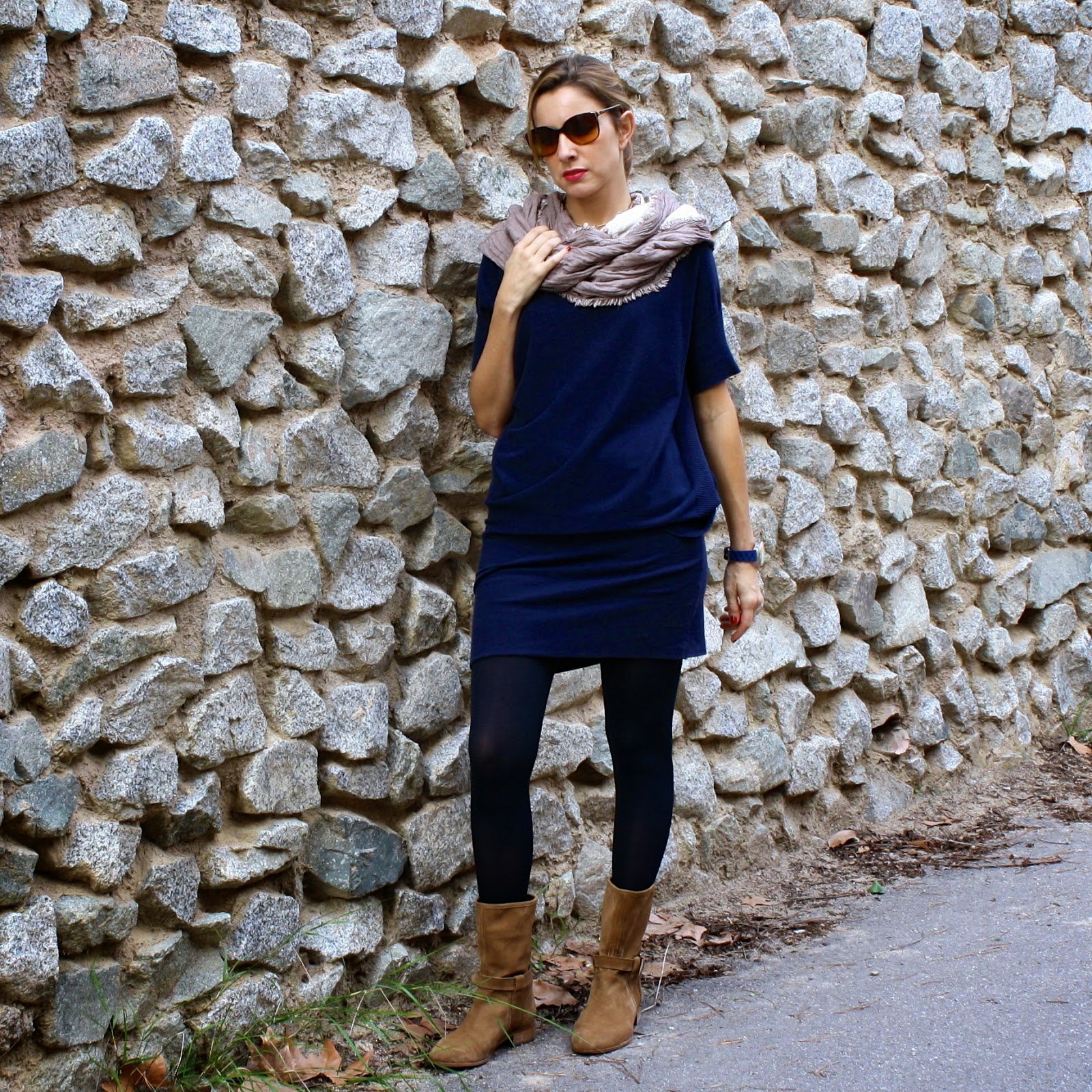outfit botas azul marino mujer