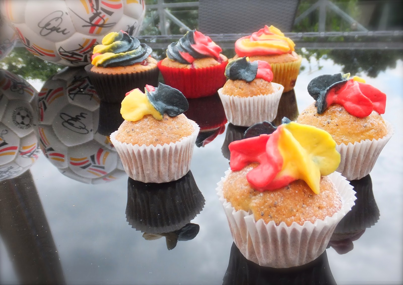 Ramona&amp;#39;s Bäckerei: {Deutschland Cupcakes} - Himbeer-Mohn-Cupcakes mit ...