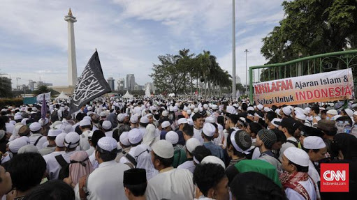 Bendera Merah Putih Dihadapkan Dengan Bendera Rasulullah SAW
