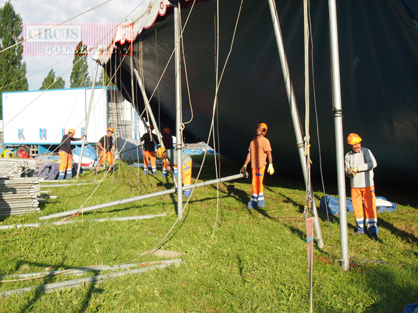 le pour tour de la grande tente du cirque sont hissé