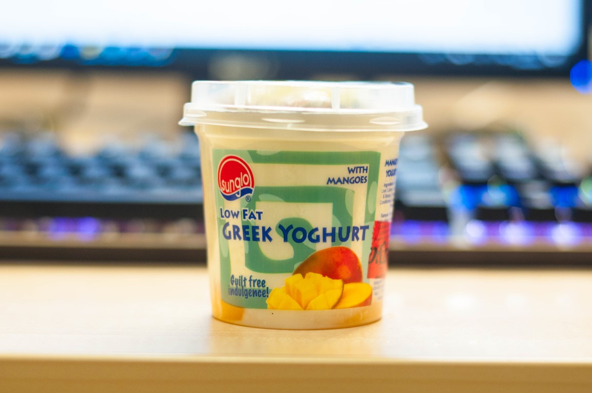 Review Sunglo Low Fat Greek Yogurt bersama Mangga dan Muesli
