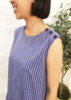 小幫手實穿唱遊詩人小圓領無袖藍條紋洋裝
