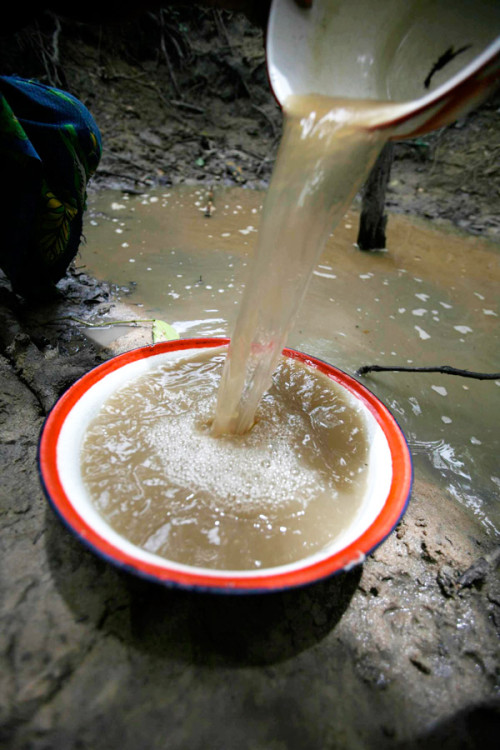 Воду очищенную получают. Фильтрация воды в полевых условиях. Очищение воды. Очистка воды в полевых условиях. Очистка воды на природе для питья.
