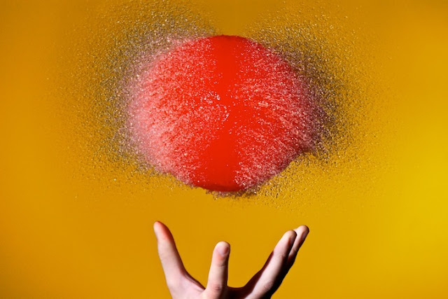 إنفجار بالونات مملؤة بالمياة ’’ فن إبداعي في التقاط الصور بتقنية زمني