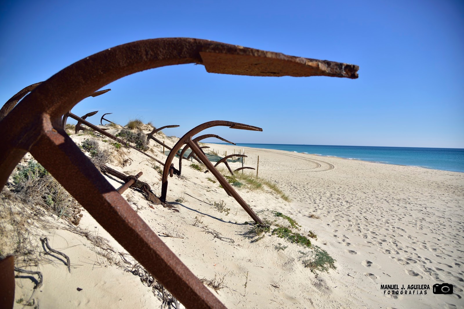 Manuel J. Aguilera Fotografías La playa de Barril y su cementerio de anclas Manuel J. Aguilera Fotografías La playa de Barril y su cementerio de anclas