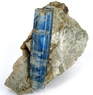 Cianita Azul da coleção de Rob Lavinsky, Suiça by www.irocks.com