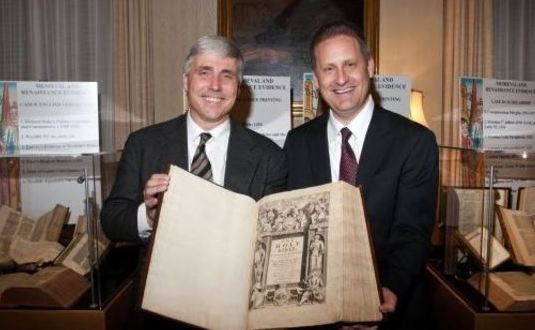 Scott Carroll y Steve Green mostrando Biblia antigua.