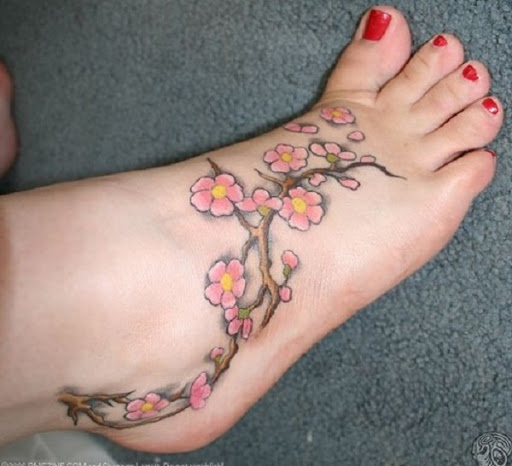 Bonito olhando a flor de cerejeira tatuagem no pé. Um simples, mas maravilhoso olhando a tatuagem que você pode facilmente ocultar e mostrar. Este é perfeita, você quer ter um sutil de flor de cerejeira da tatuagem que você pode facilmente exibir aos olhos do público ou não. (Foto: Fontes de imagem)
