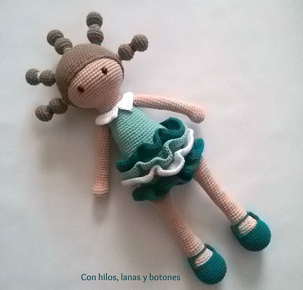 Con hilos, lanas y botones: muñeca amigurumi Candice (patrón DuduToyFactory)