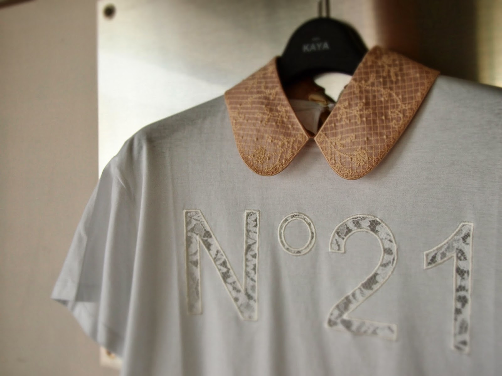chere KAYA: N゜21 [ヌメロヴェントゥーノ] 新着 Tシャツ、シャツ
