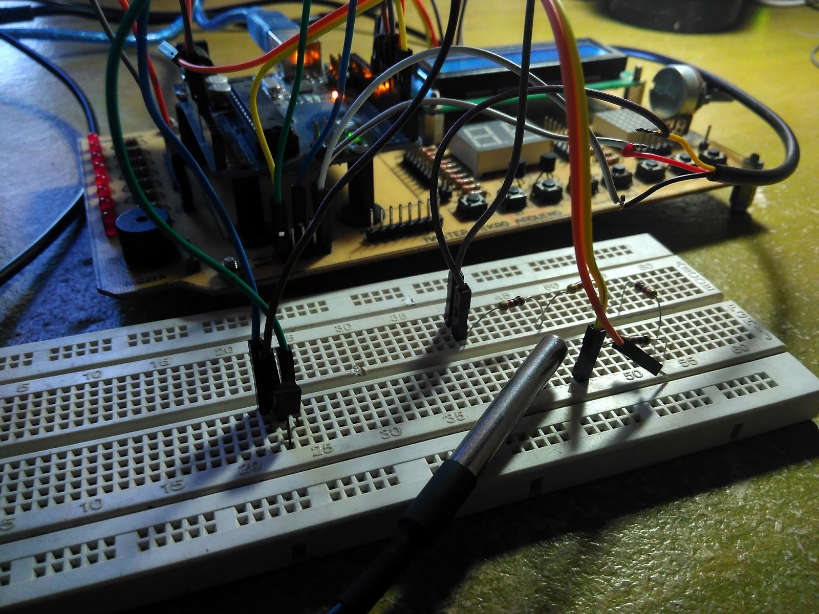 Mengakses 2 Sensor Suhu LM35 dan DS1820