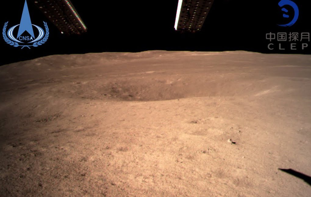 Spazio, storico allunaggio della sonda cinese sul lato oscuro della Luna - PRIMA FOTO.