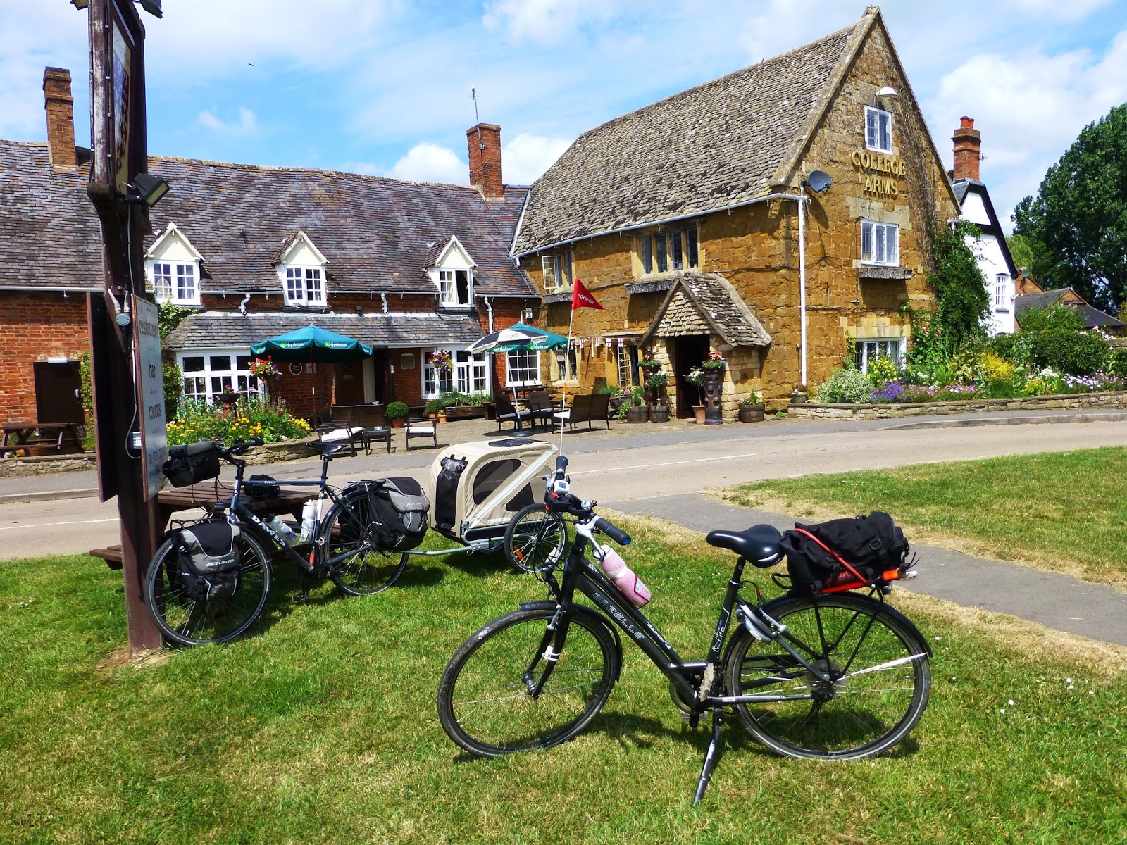 Cycling in UK road bike rental and in Oxford, South Cotswold and Bath self cycle tours.