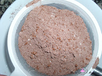 Tamizando la mezcla de harina, cacao, sal y levadura