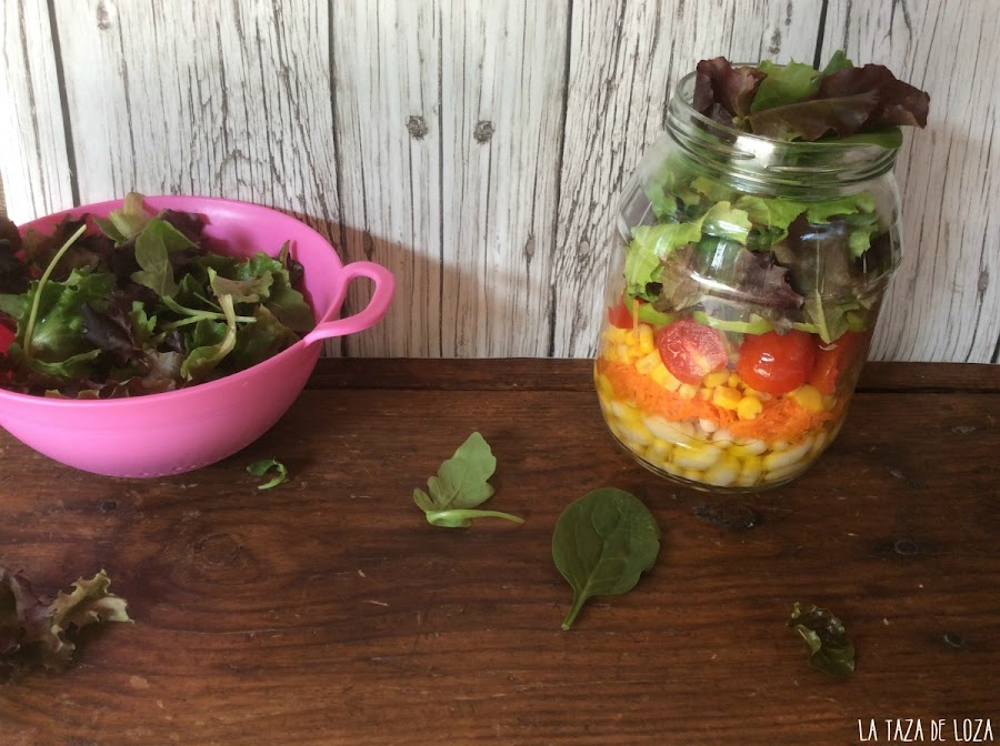 Ensalada fresca en frasco de vidrio