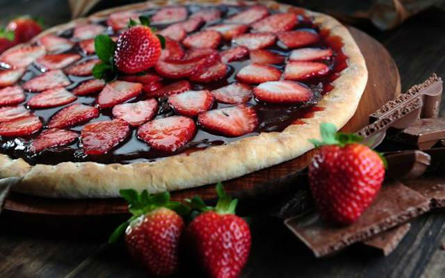 10 recetas de pizzas dulces para el postre: Pizza de frutas con sirope de fresa y chocolate