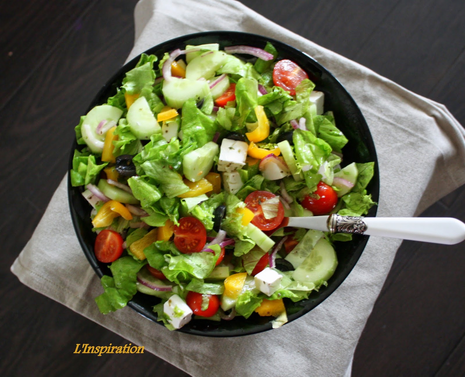 салат из огурцов и маслин. греческий салат в греции. салатная зелень греческий. греческий салат в eva. греческий салат фото.