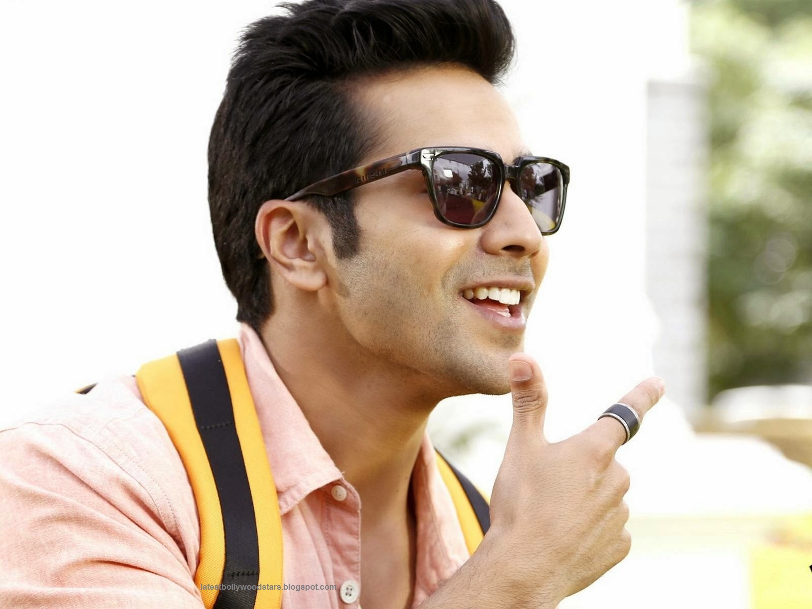 Handsome Bollywood Actor Varun Dhawan Wallpapers & Image ~ Latest ...