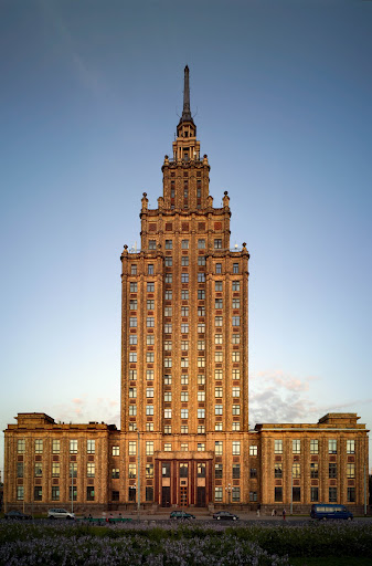 LA ESPINA ROJA ACADEMIA DE LAS CIENCIAS DE LETONIA, EN RIGA