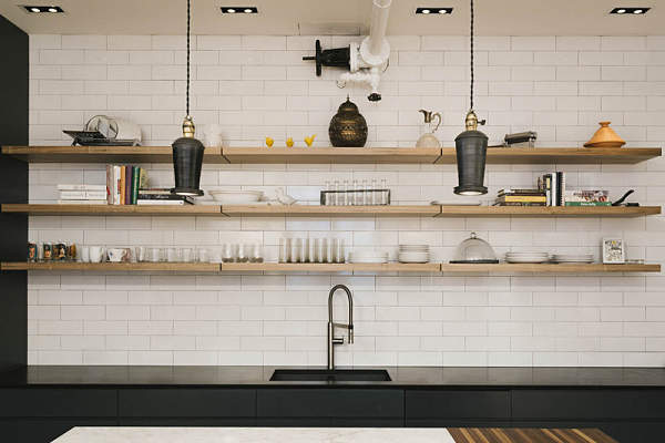 UNA COCINA INDUSTRIAL SUAVIZADA CON MADERA