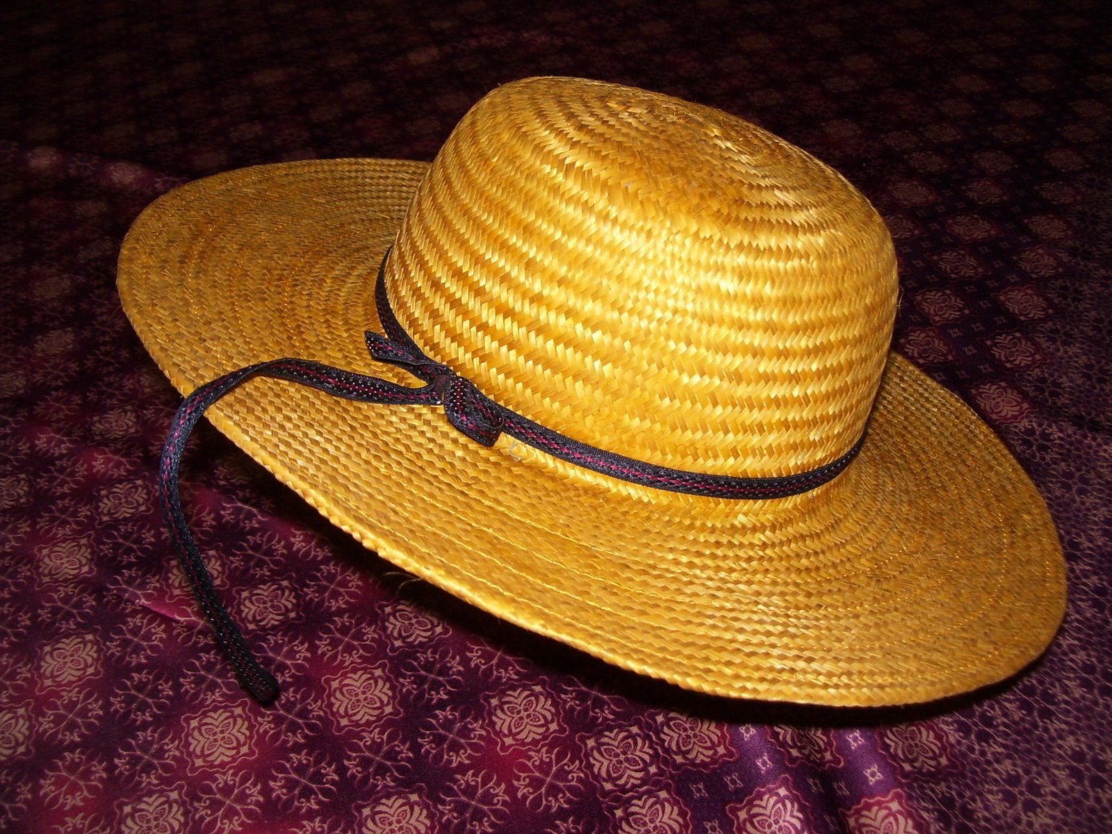 Bamboo hat. Бамбуковая шляпа. Бамбуковая шляпа черная. Индонезийская шляпа. Национальная шляпа Индонезия.
