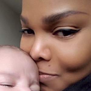  Janet Jackson muestra a su bebé Eissa
