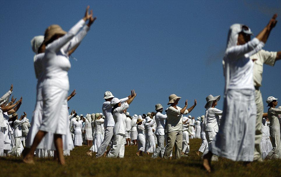 Великое белое братство юсмалос. Белое братство 1993. Сектанты в белом одеянии. Марина цвигун белое братство. Великое белое братство юсмалос.