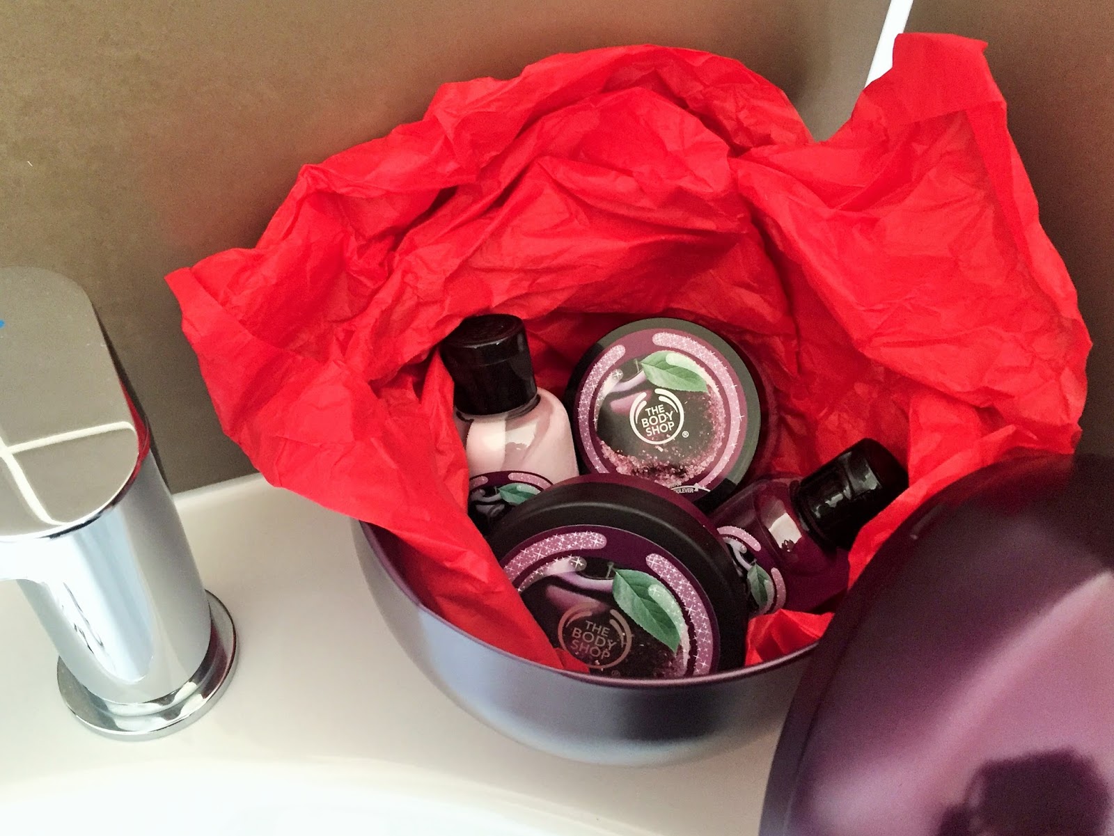 The Body Shop Christmas Gift Set Feel Good Tin in Frosted Plum #FeelSoGood
