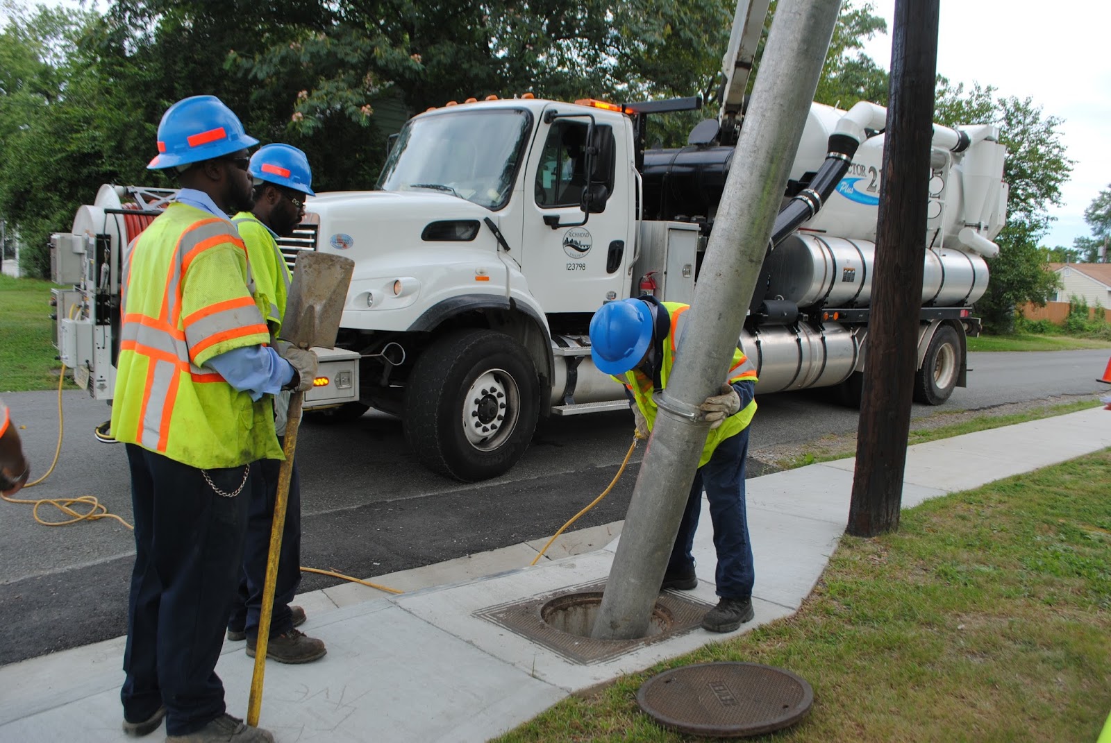 City of Richmond Department of Public Utilities Unclogging Storm Drains