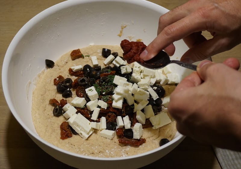 Focaccia mit Oliven, getrockneten Tomaten und Schafskäse - Teig und Füllung
